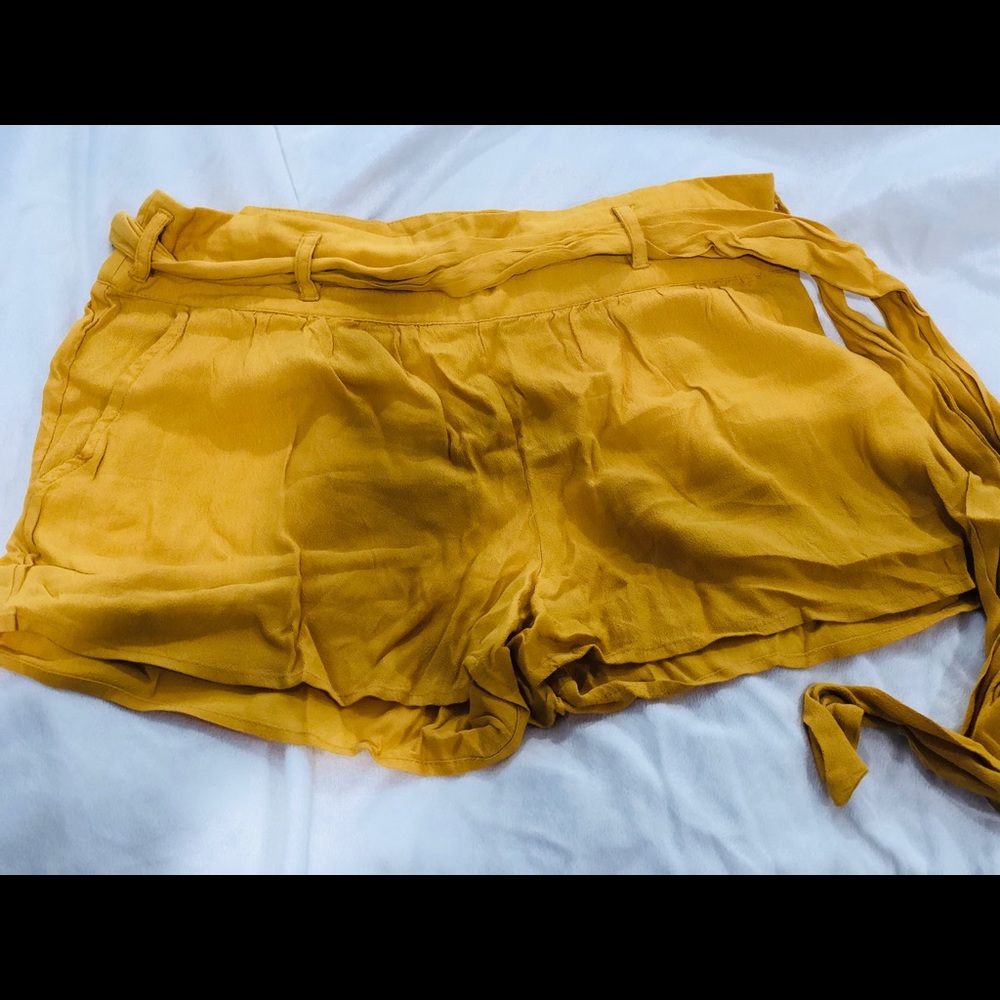 Short with wrap around belt